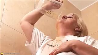 Mature granny pissing compilation