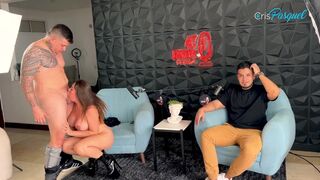 Sara blonde sucks her partner dick in front of me | Crispasquel | 40grados podcast