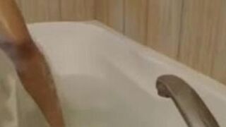 Cam Slut In The Bath TUb